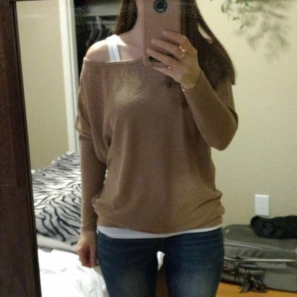 Beautiful women off shoulder long sleeve sweater - Picture 4 of 6